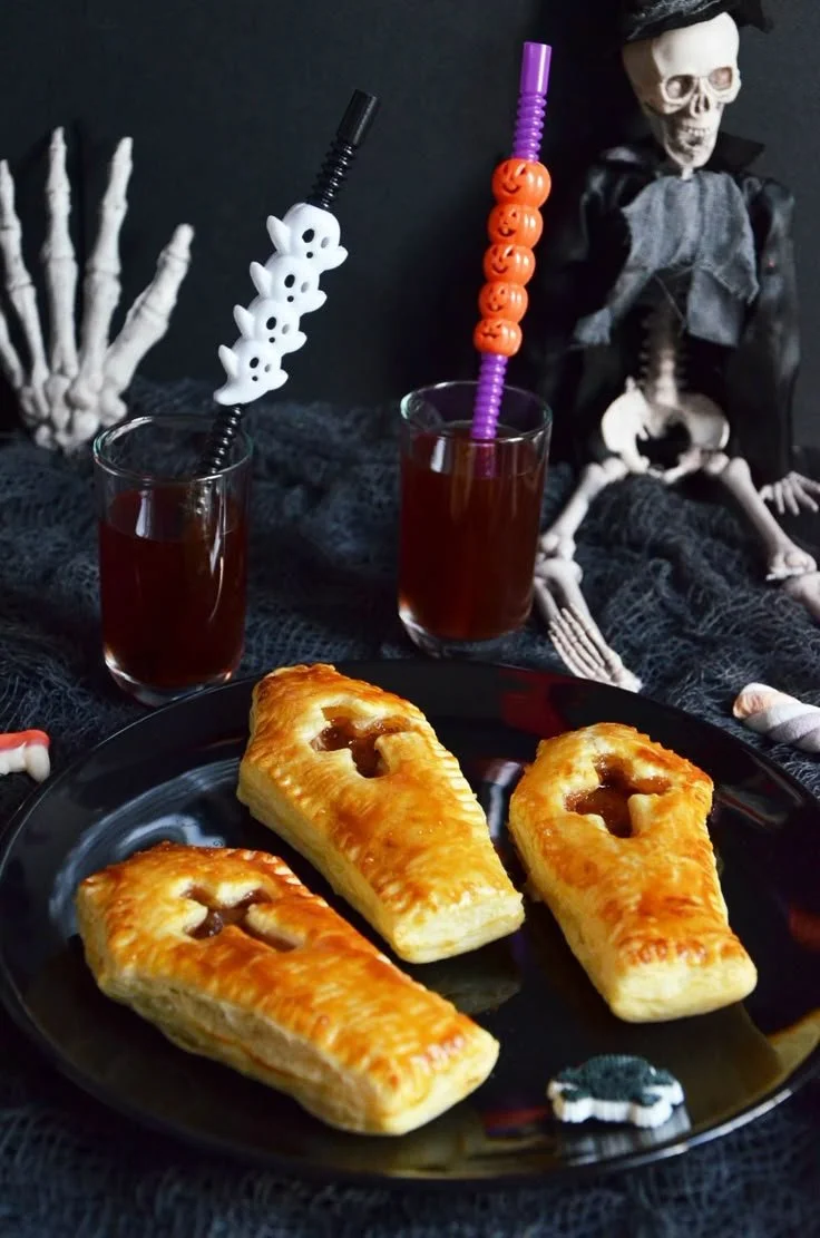 Pop tarts Halloween en forme de cercueils feuilletés à la confiture.