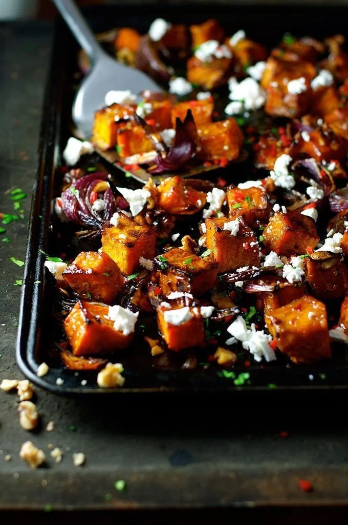 Potiron rôti au sirop d’érable et feta, plat délicieux pour toutes les occasions.