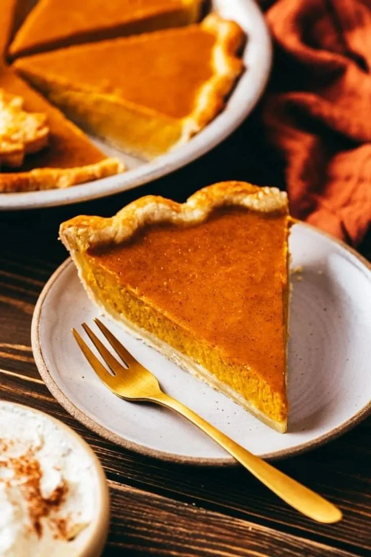 Délicieuse tarte à la citrouille (pumpkin pie) faite maison, parfaite pour les fêtes.