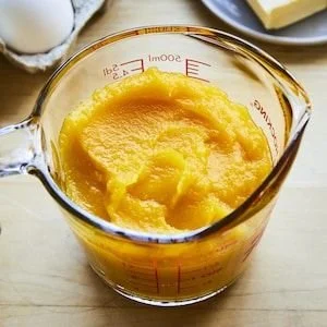 Bol de purée de citrouille onctueuse avec des épices pour une délicieuse recette.