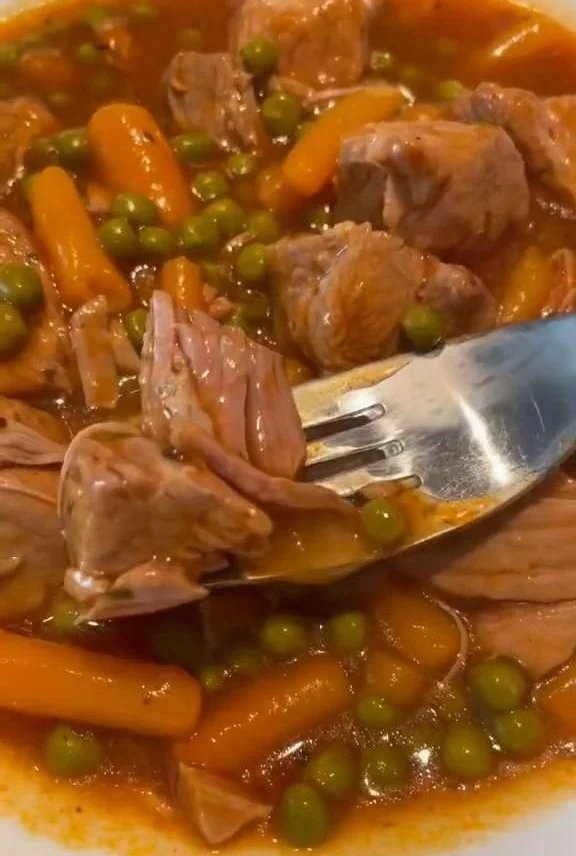 Ragoût de porc aux petits pois et carottes dans un plat savoureux et coloré