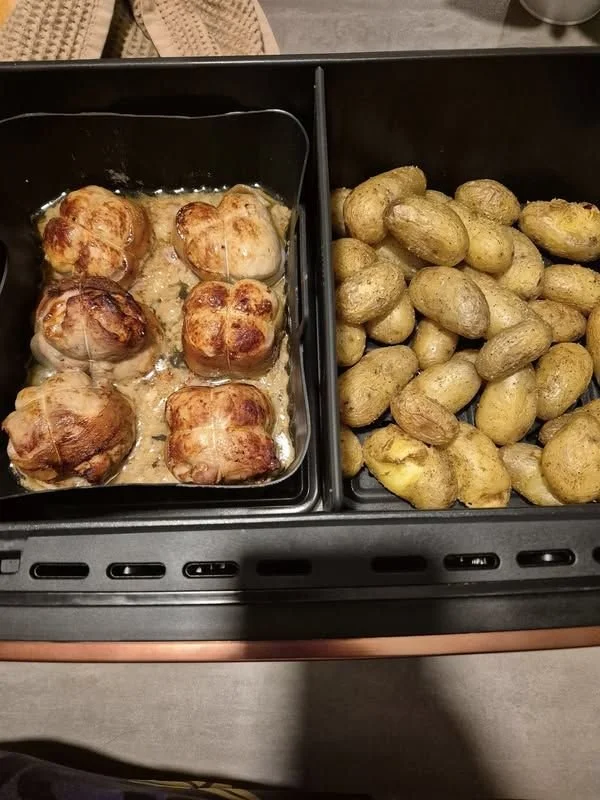 Paupiettes de porc cuites à l'Air Fryer avec oignons et fond de volaille