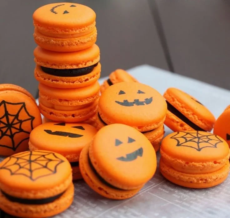 Biscuits d'Halloween décorés pour une fête effrayante et délicieuse.