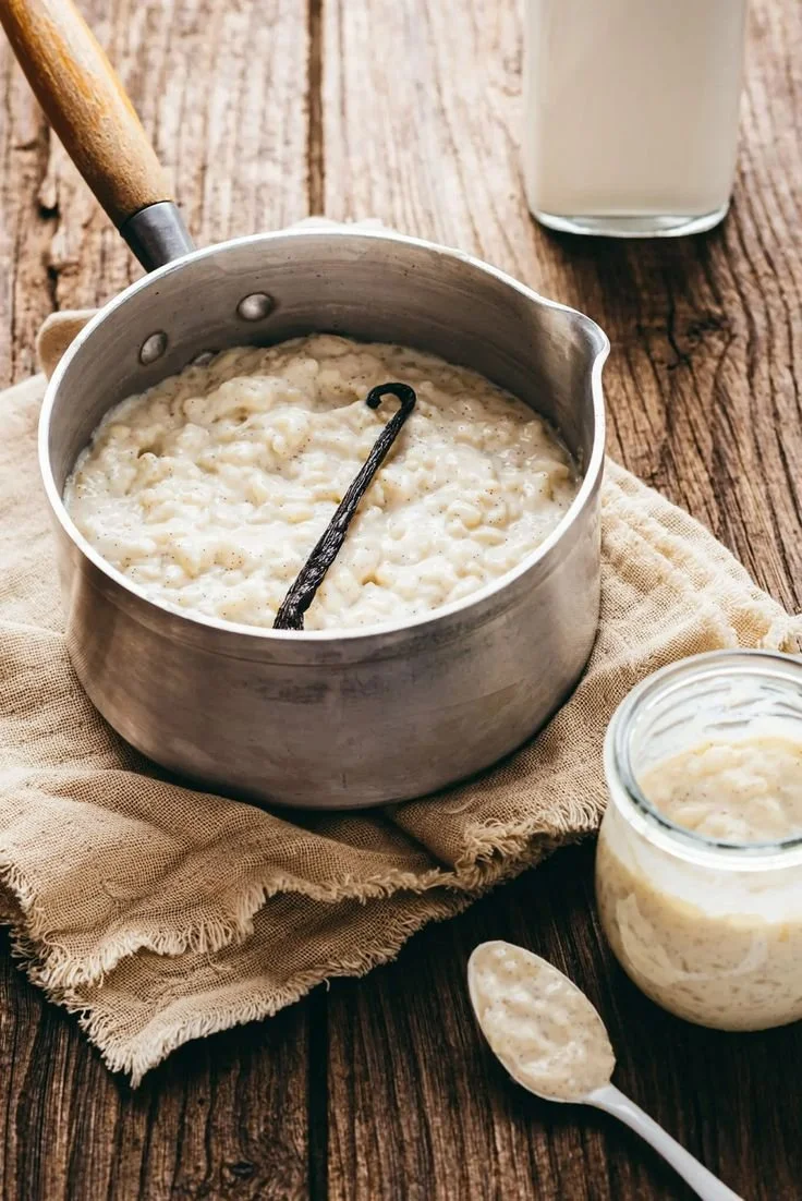 Bol de riz au lait à l'ancienne, dessert crémeux et savoureux.