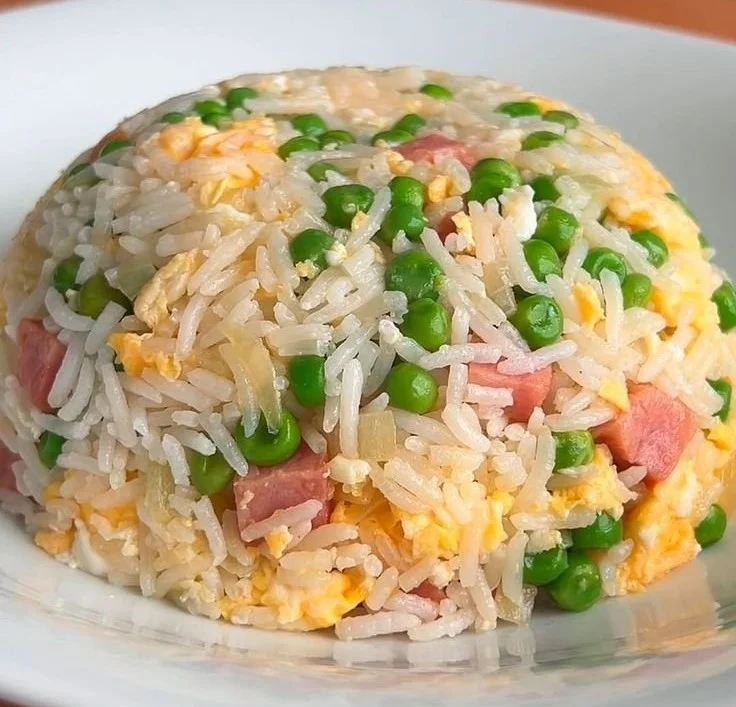 Assiette de riz cantonnais garni de légumes et de viande