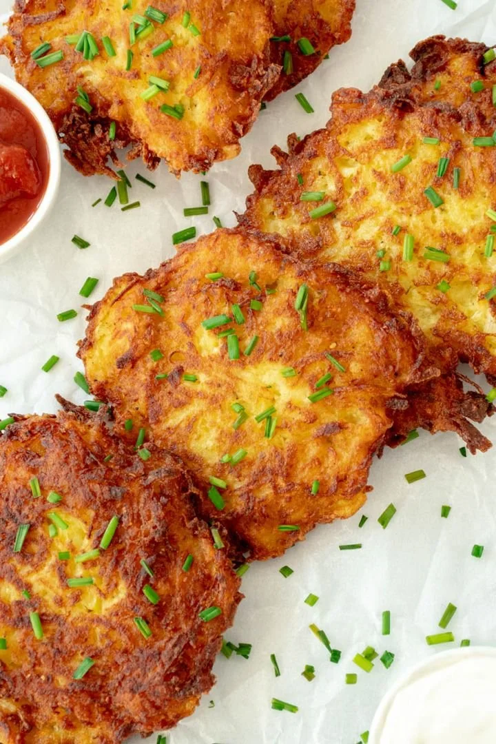 Rösti de pommes de terre maison, croustillant et doré, servi en plat.