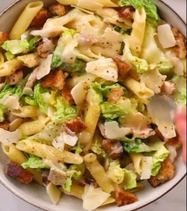 Salade de pâtes au poulet et parmesan