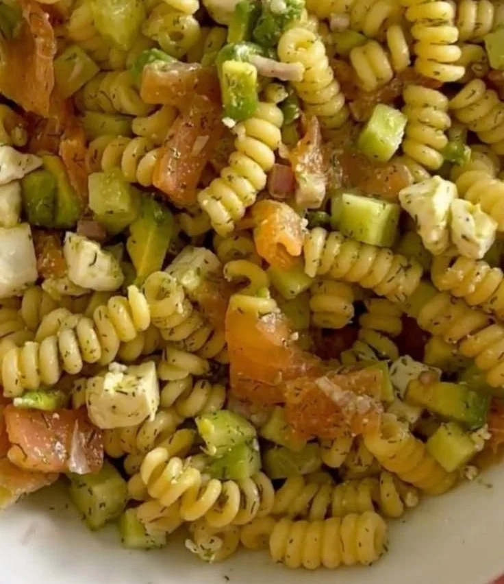Salade de pâtes estivale avec légumes frais et vinaigrette légère