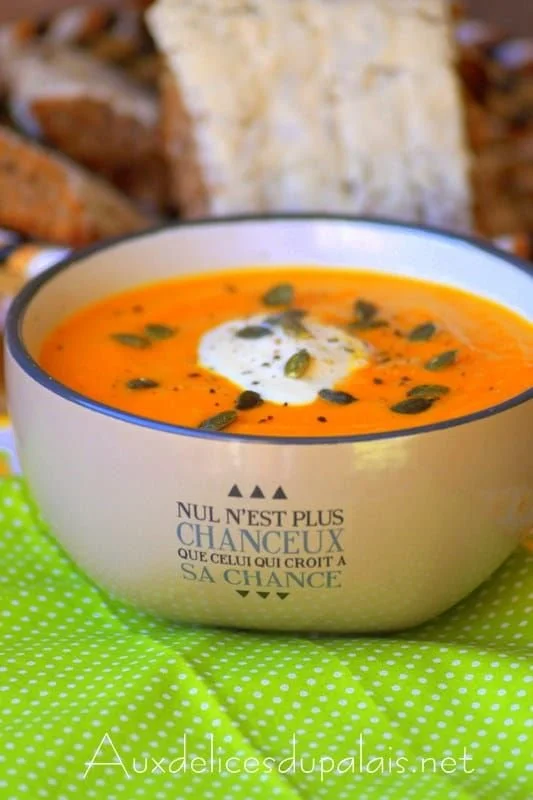 Soupe de potiron aux carottes servie dans un bol, garnie de persil frais