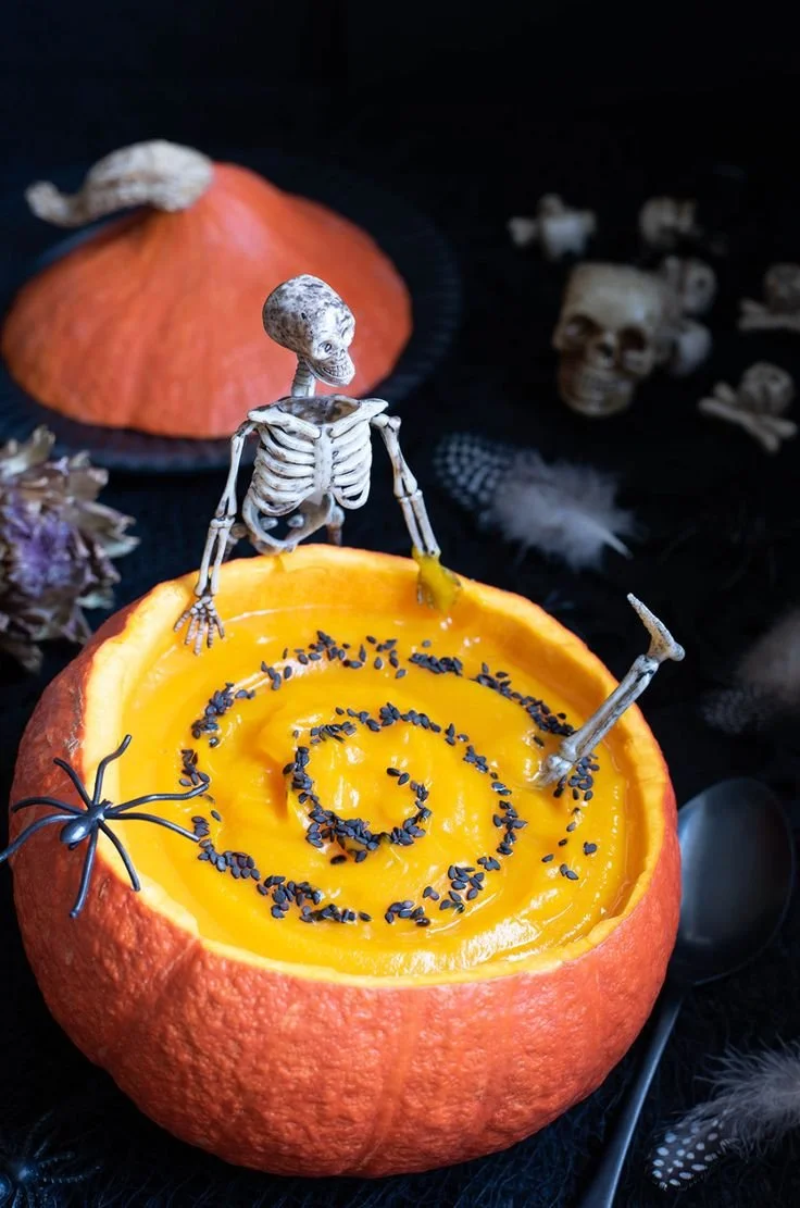 Soupe potimarron à la sauce Halloween servie dans un bol décoré.