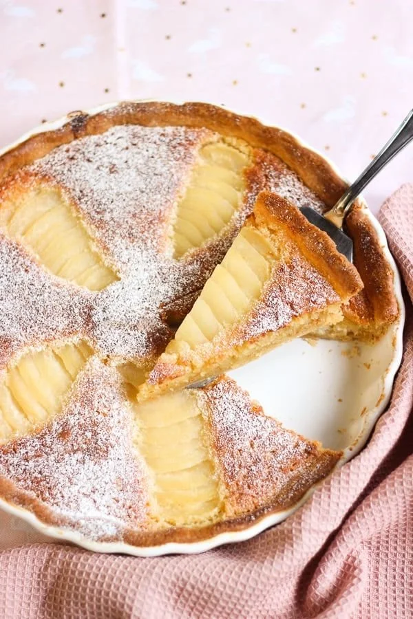 Tarte amandine aux poires, dessert gourmand sur une table avec des ingrédients intégrés