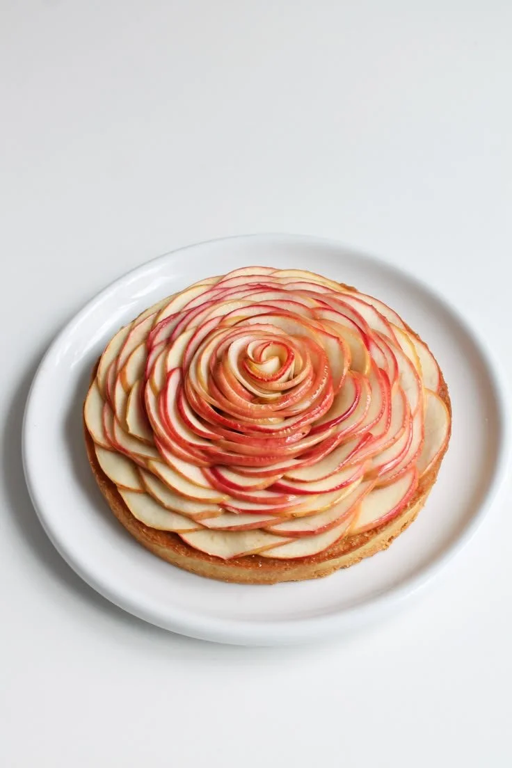 Tarte aux pommes façon Cedric Grolet avec pommes dorées et pâte feuilletée
