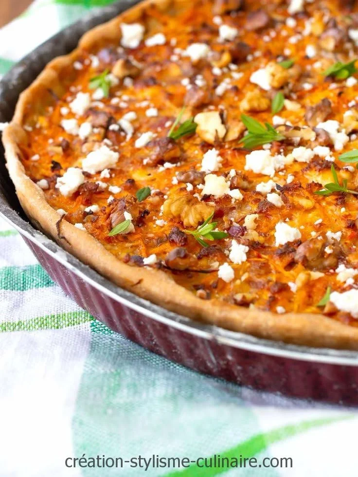 Tarte salée à la patate douce savoureuse et colorée, prête à être dégustée.