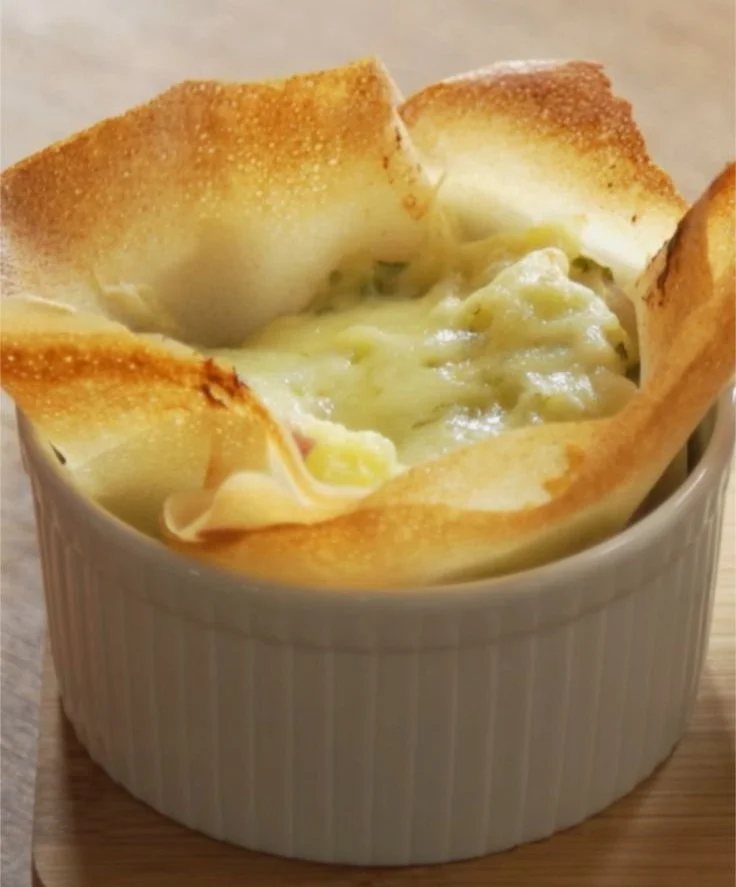 Tartelettes végétariennes colorées et appétissantes sur une assiette