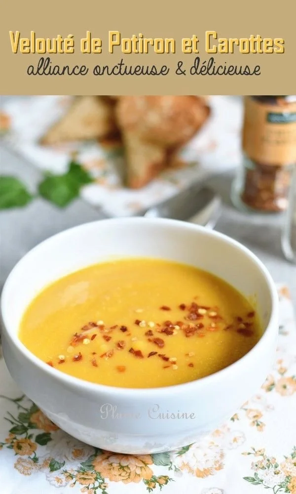 Bol de velouté de potiron et carottes, un plat crémeux et réconfortant.