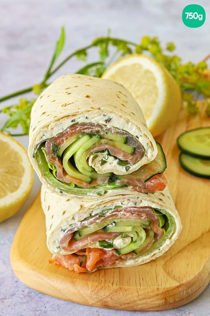 Wraps au fromage frais avec concombre et saumon fumé