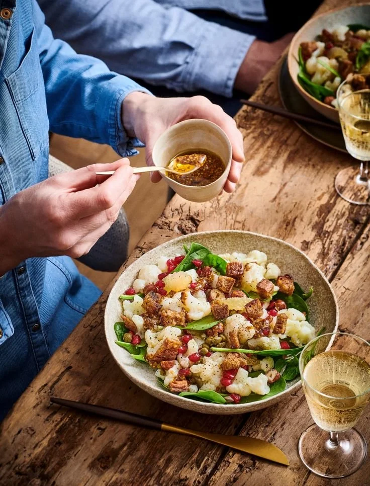 Salades healthy automnales avec ingrédients frais et nutritifs