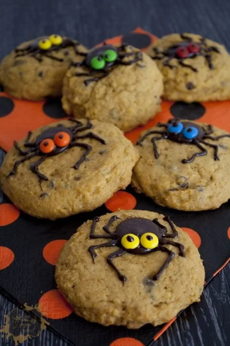 Biscuits araignées décorés pour Halloween sur une assiette