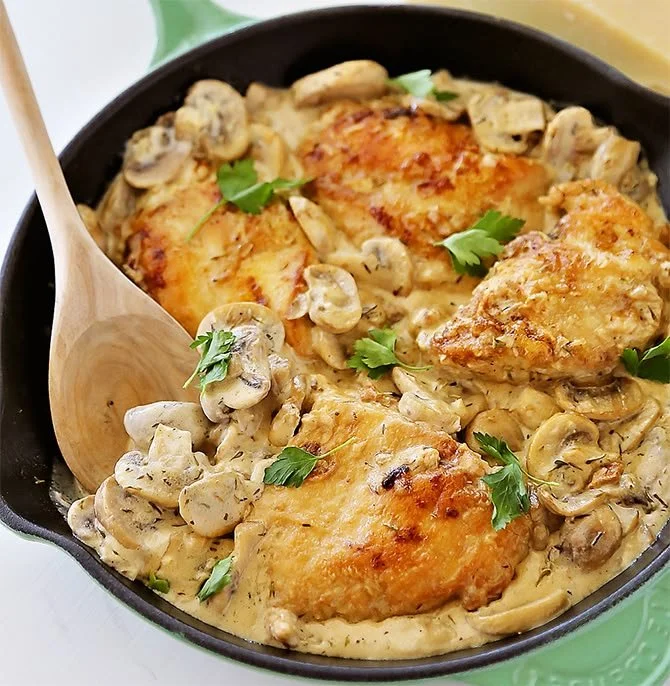 Blanquette de poulet avec champignons, un plat français traditionnel