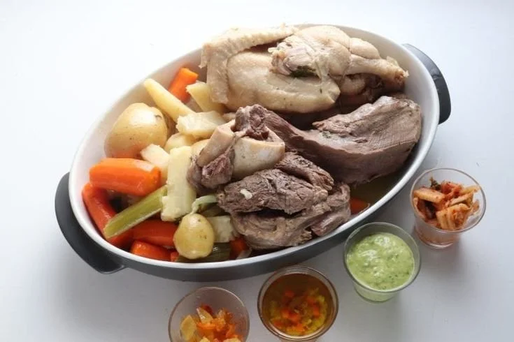 Bollito misto : plat traditionnel italien de viande et légumes dans un bouillon