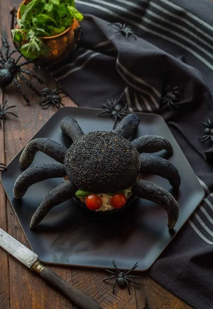 Burger noir façon Araignée au Saumon, plat original et appétissant