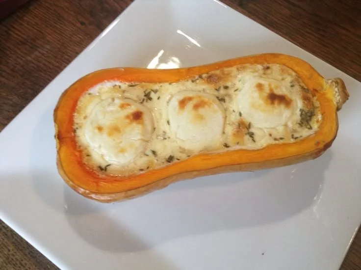 Butternut farcie au chèvre et lardons garnie de thym
