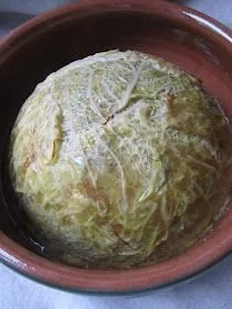 Chou farci à la chair à saucisse, un délicieux plat traditionnel français.