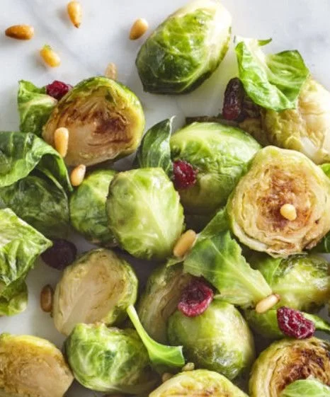 Choux de Bruxelles rôtis au sirop d'érable du Québec dans un plat savoureux.