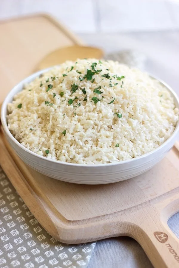 Bol de riz de chou-fleur préparé avec des légumes frais