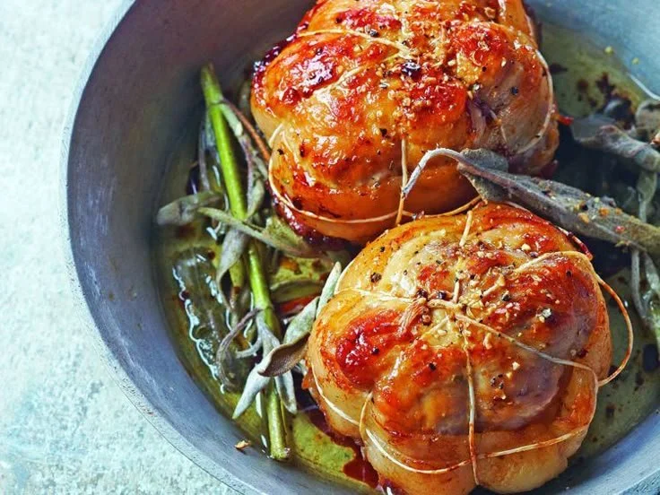 Paupiettes de veau prêtes à être servies avec une garniture