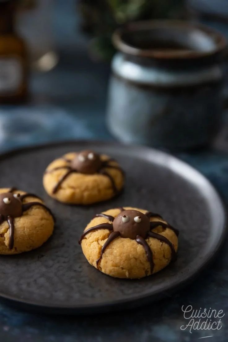 Cookies araignées faits maison au beurre de cacahuètes, savoureux et irrésistibles.