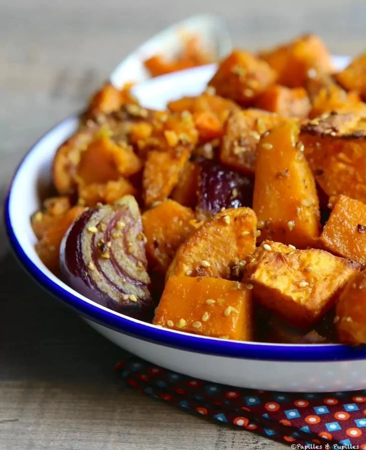 Plat savoureux de courge butternut et patate douce aux épices et graines