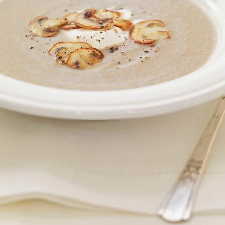 Bol de crème de champignons préparée selon la recette de RICARDO.