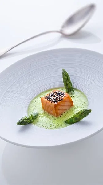 Crème glacée d’asperges vertes avec saumon mi-cuit au sésame