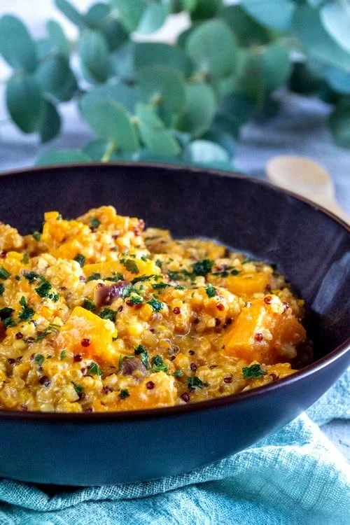 Plat savoureux de curry de quinoa à la butternut, riche en légumes et épices.