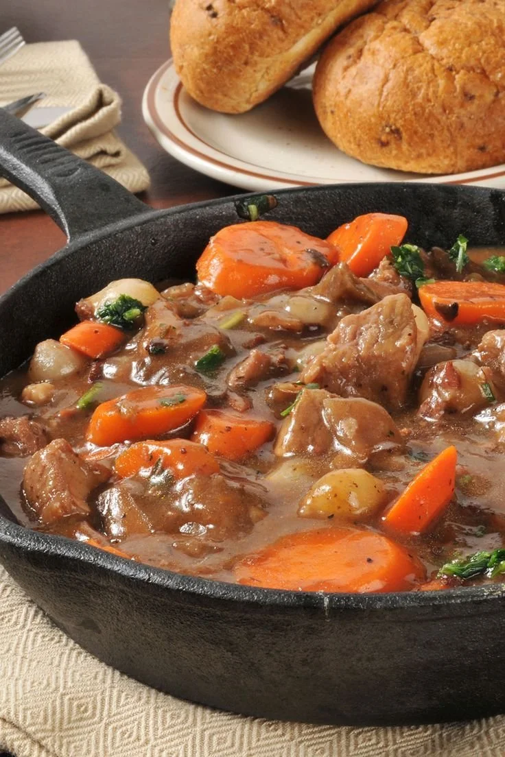 Daube de boeuf à la provençale servie avec des légumes et des herbes aromatiques