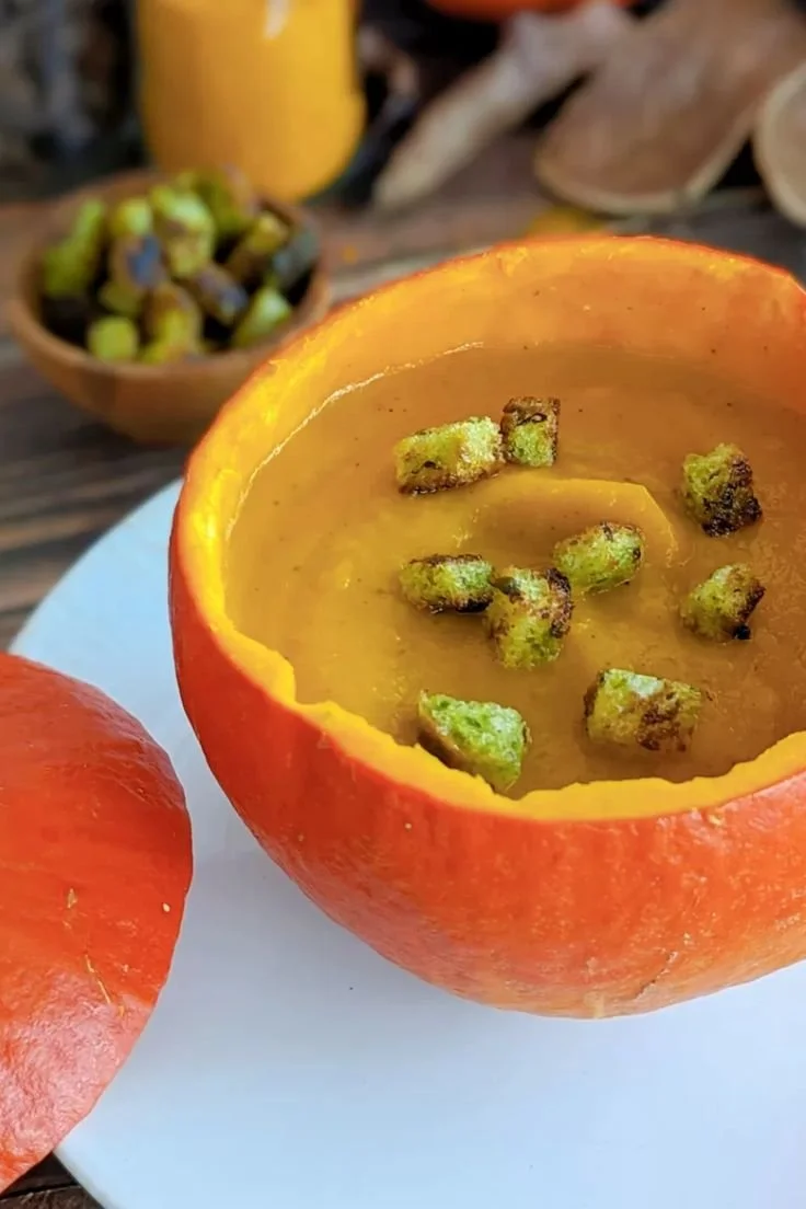 Bol de soupe de potimarron avec des herbes fraîches