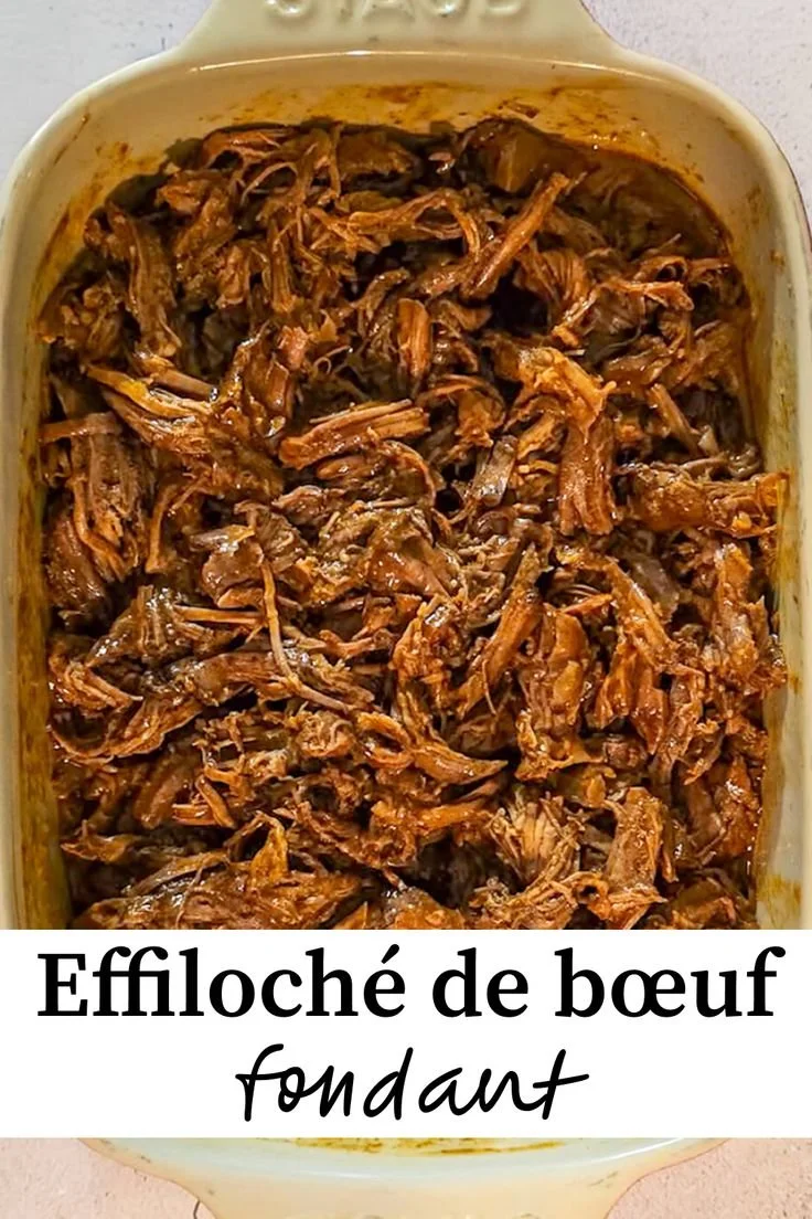 Effiloché de bœuf fondant servi avec des légumes et des herbes fraîches