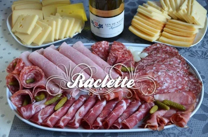 Raclette originale avec garnitures variées et délicieuses.