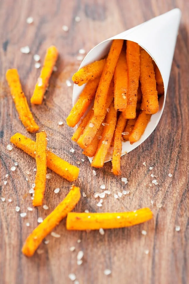 Frites de butternut au miel et aux épices dans un plat coloré