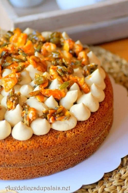 Gâteau au potiron frais et moelleux garni de crème, parfait pour les desserts d'automne.