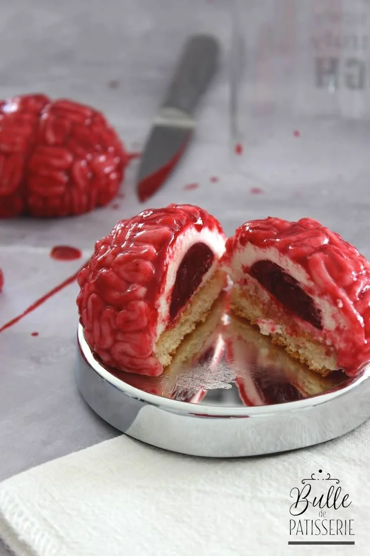 Gâteau Cerveau d'Halloween à la pomme et framboise décoré pour une fête
