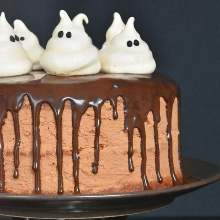 Gâteau fantôme au chocolat décoré pour Halloween