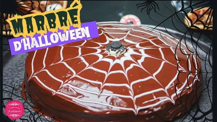 Gâteau marbré d'Halloween avec motifs effrayants et colorés