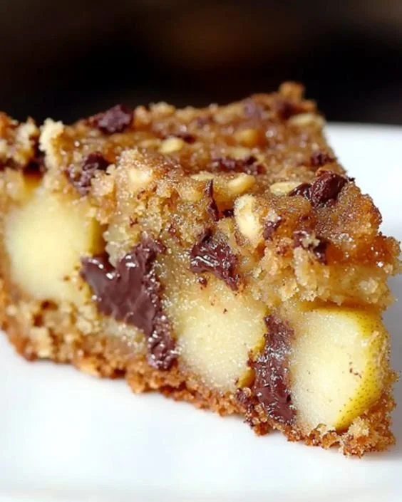 Gâteau Moelleux aux Poires, Amandes et Chocolat sur une table en bois