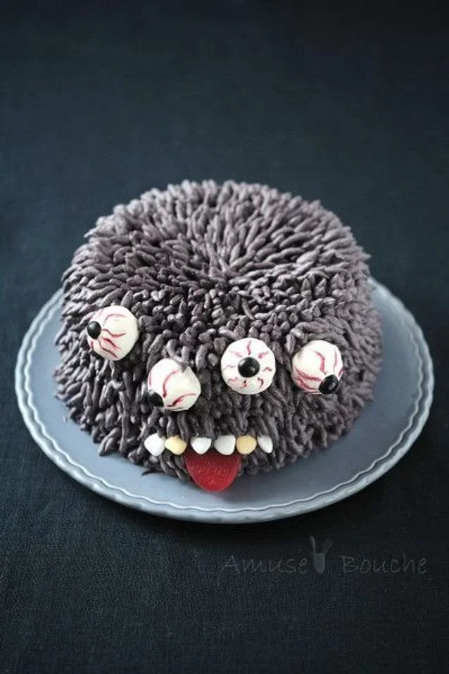 Gâteau monstre Halloween décoré pour une fête d'Halloween