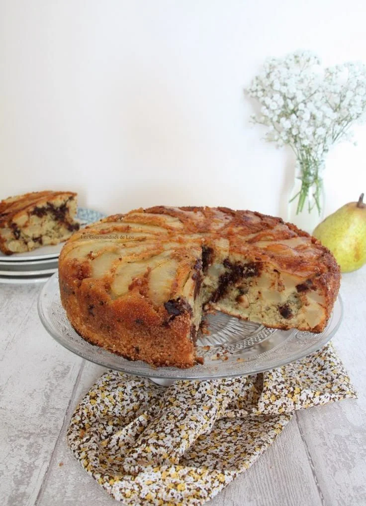 Gâteau poires chocolat noisettes avec une garniture de noisettes croustillantes