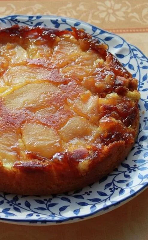 Gâteau renversé aux pommes nappé de caramel, prêt à être dégusté.
