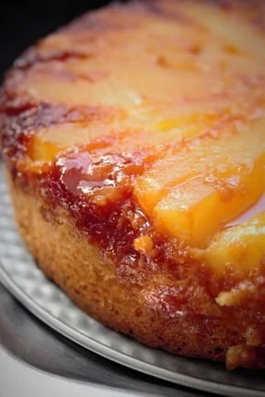 Gâteau Tatin poire caramel amandes épices, dessert gourmand et savoureux