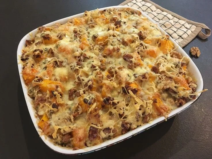 Gratin de butternut à la fourme d'Ambert, plat savoureux et réconfortant.